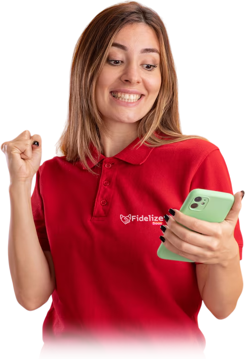 Mulher sorrindo usando o aplicativo de fidelidade